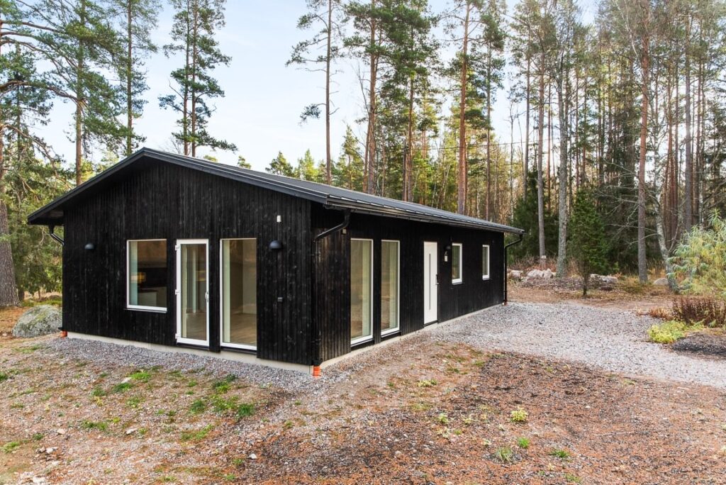 Tilläggsisolering av träfasad. Botkyrka Eriksberg.