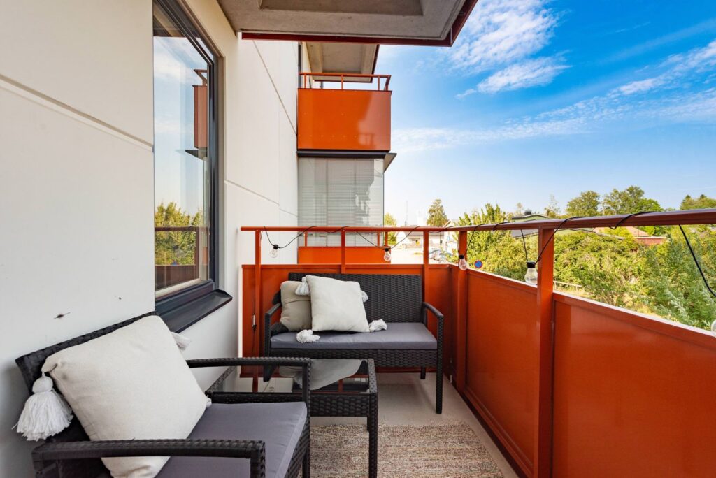 Renovering av tätskikt på balkong på loftgång till BRF. Hjorthagen Östermalm.