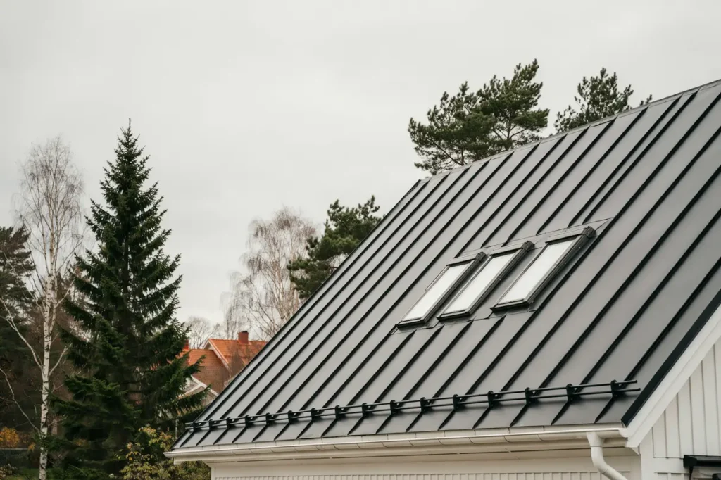 takoml ggning och montering av nya takf nster i skog s