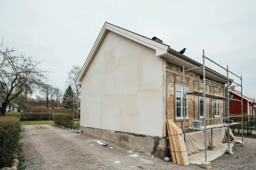 fasadrenovering i villa putsa m la eller byta panel f r b ttre skydd och l gre underh ll